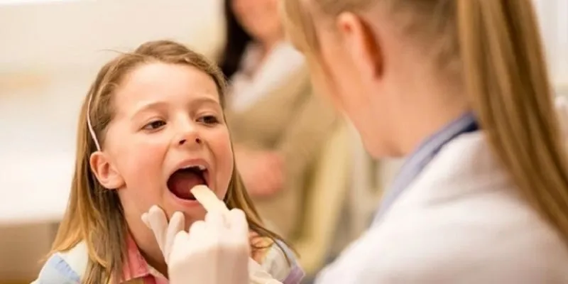 cắt amidan cho trẻ em