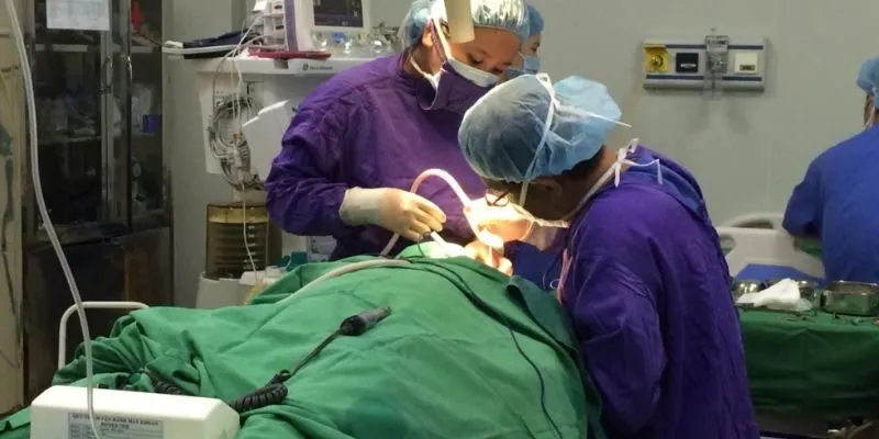 phẫu thuật cấy ốc tai điện tử