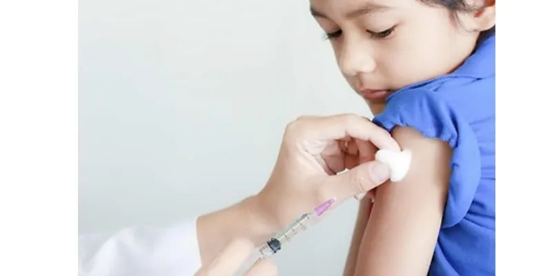 Tiêm chủng cho bé
