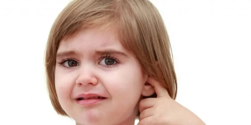 Trẻ bị liệt mặt, da bọc xương