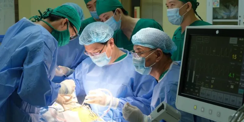 Phẫu thuật cấy ốc tai điện tử cho bé